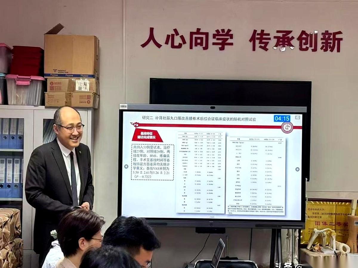 一个骨科医生，刚刚拿到了他的博士学位。为了这一张纸，他走了整整十二年。十二年