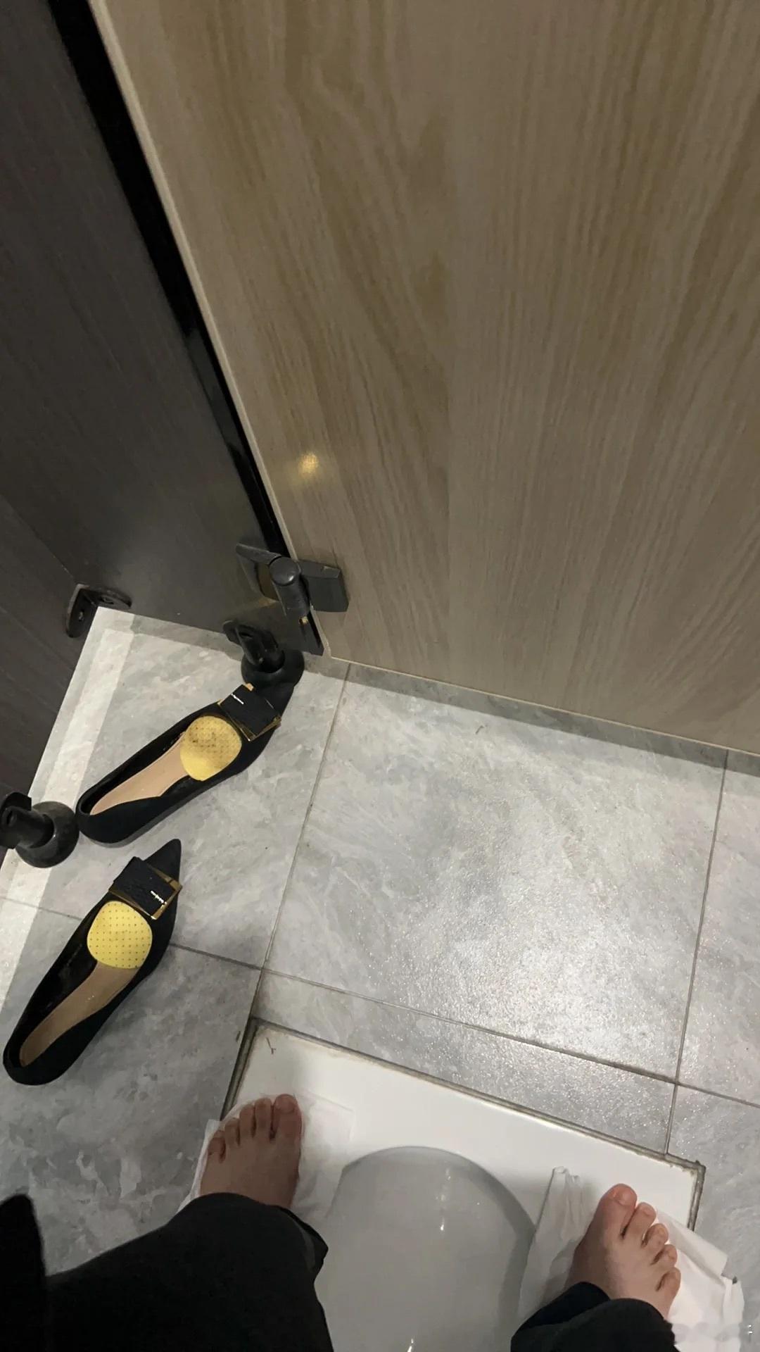 穿高跟到底怎么上厕所❓​​​