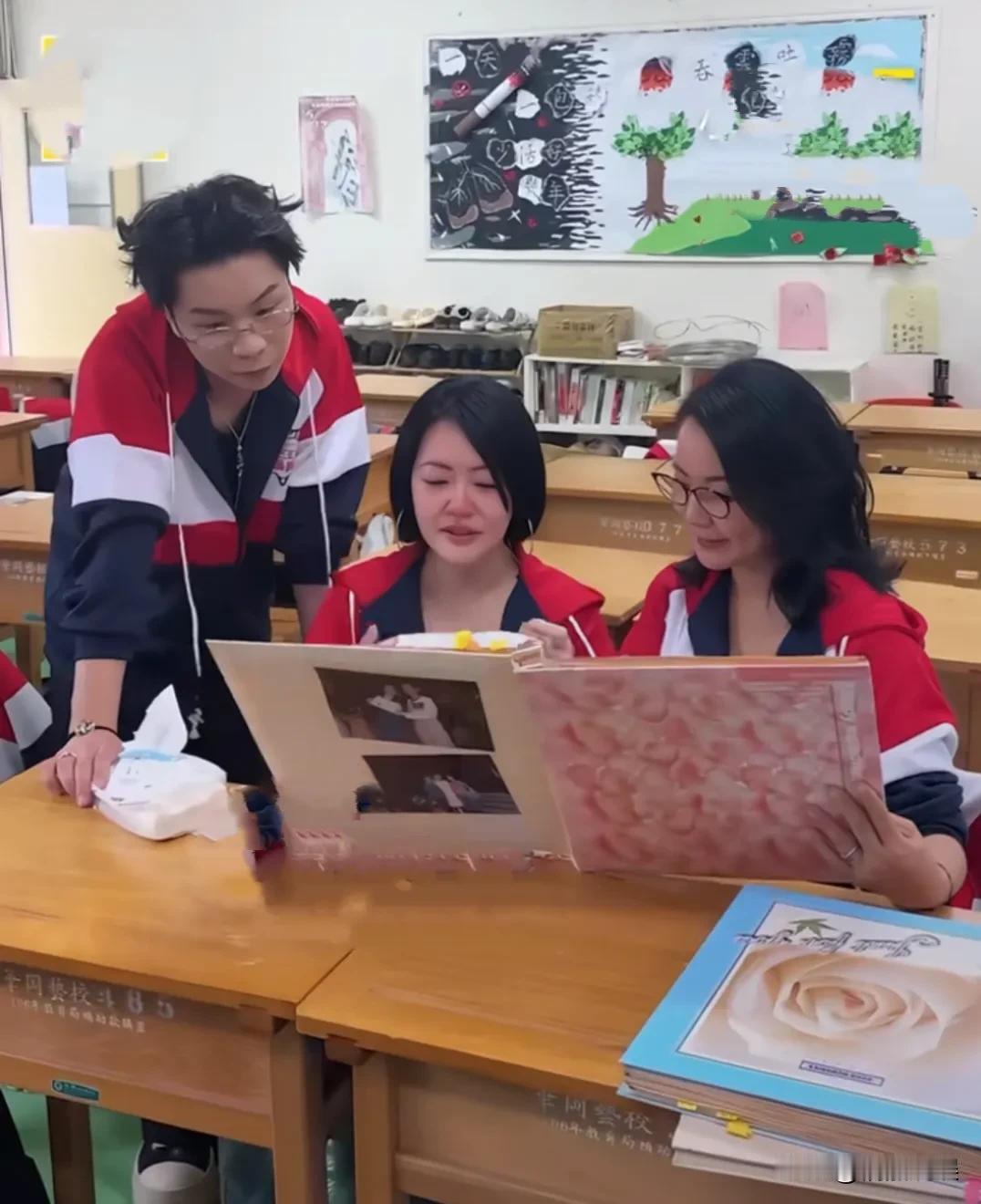 小s和好闺蜜阿雅，还有派翠克，一起回到母校华冈艺校录节目，物是人非，好姐妹俩感慨