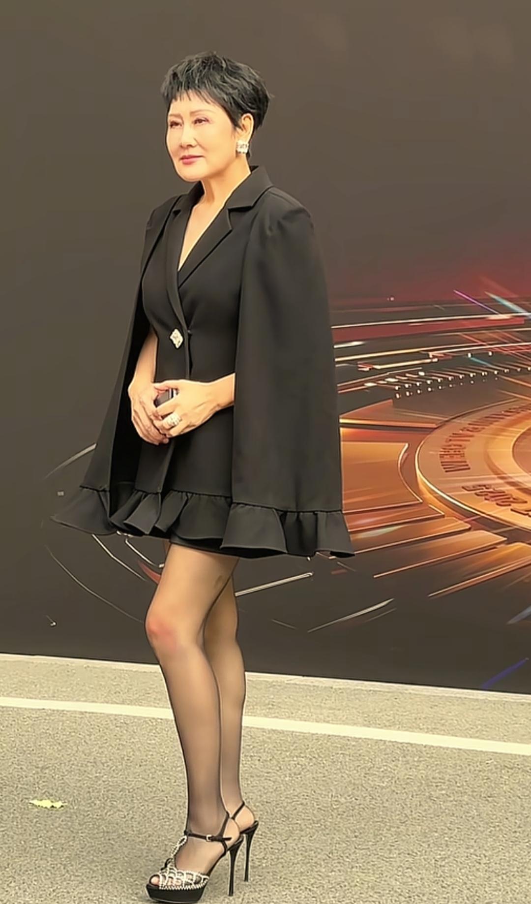 62岁穿短裙黑丝，不是博眼球，是活明白了。别人说老了就该稳重，她偏要踩着高跟鞋