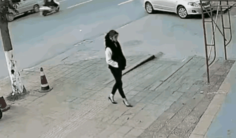 这个女子的见义勇为行为，值得大赞特赞，作为一个弱小的女子，看到脚手架要倒的时候，