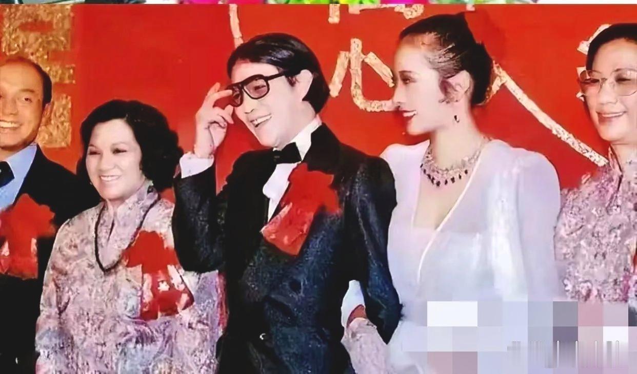 70年代，霍震霆与朱玲玲大婚时与母亲吕燕妮icon以及长辈们的一张留影。