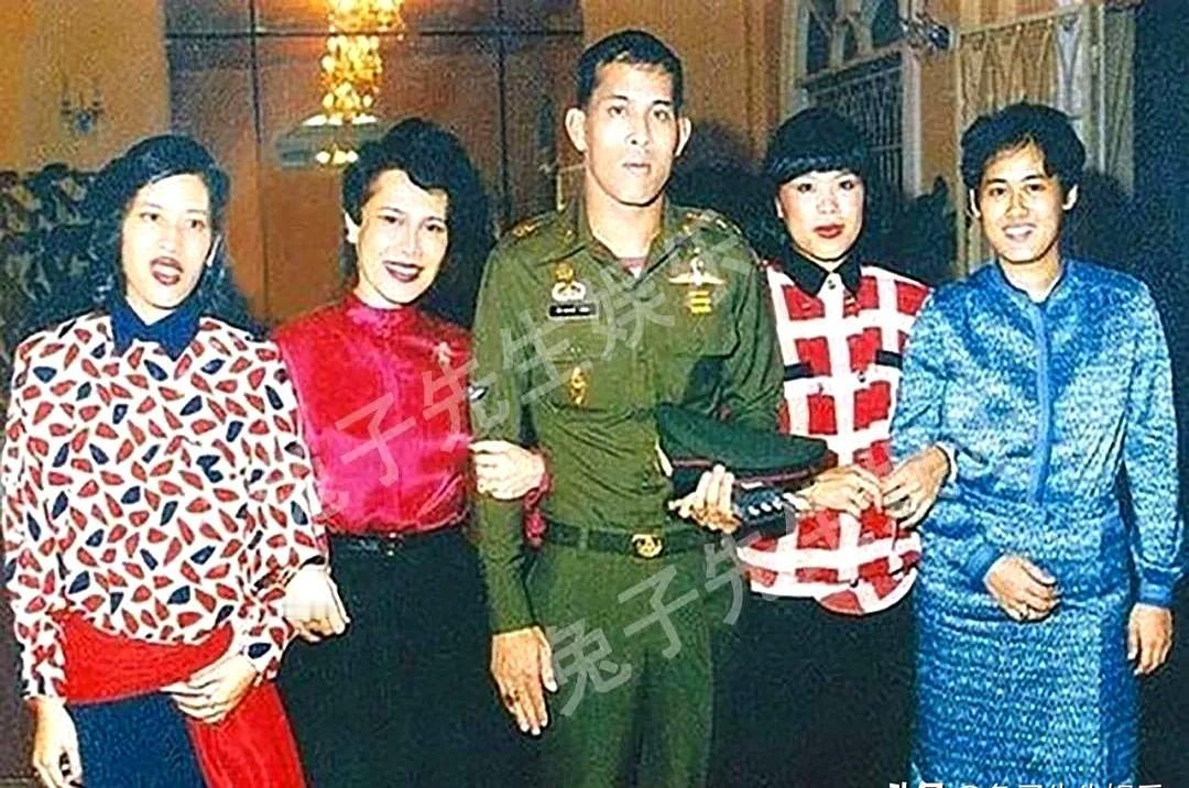 泰王孝顺他妈?呵,我信。你懂那种感觉吗?就是你爹一辈子没给你买过新鞋,临死前