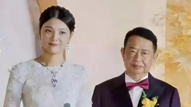 亡妻仅一年迎娶小25岁娇妻，坐拥2333吨金矿的“中国金王”，其婚讯引发全网热议