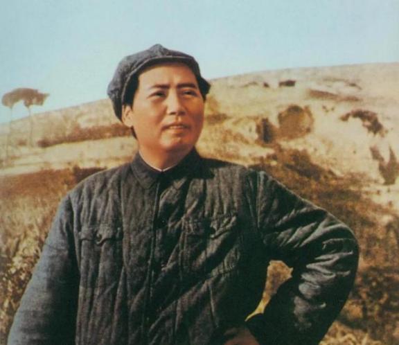 毛主席讲话有多幽默？1965年毛主席重回井冈山，走在竹林里，他突然停下来，转头问