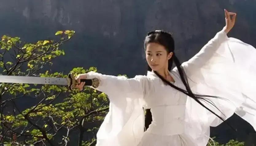 评论区吵疯了：孙俪真有香港户口，咋没杀进港圈？一句话——硬件跟不上。非科班、颜值