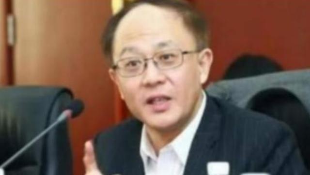 中美“差距”究竟在哪？评论员邱震海讲过一句话，大意是，中国辛辛苦苦在自己14亿人