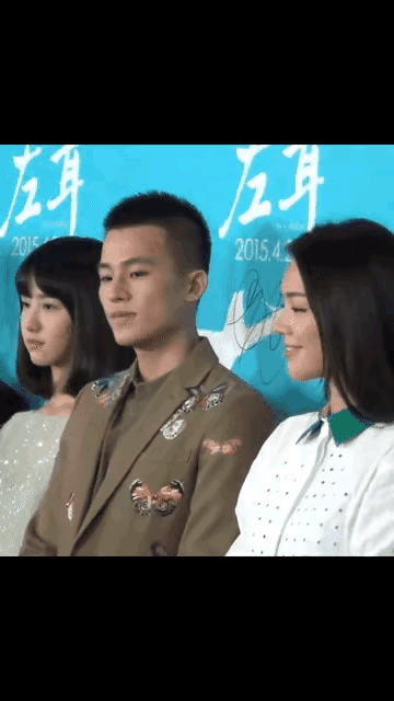 当年宣传《左耳》欧豪对马思纯的爱是一点也藏不住啊！短短一分钟，他偷瞄马思纯十几