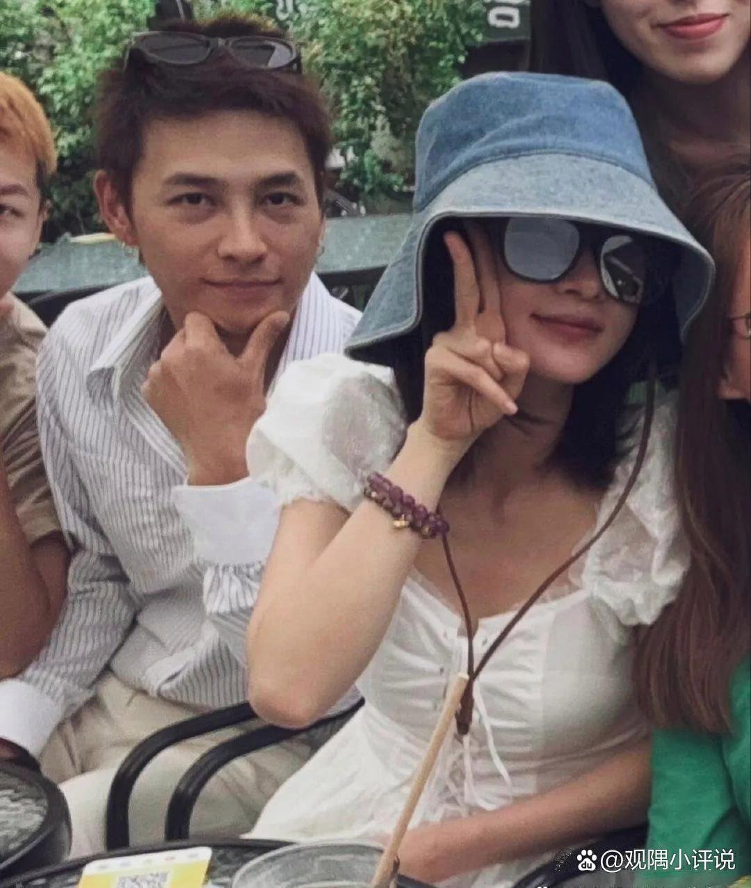吴谨言和洪尧晒新合照啦，小两口甜蜜感爆棚。他俩真的超配，郎才女貌的，祝新婚快乐！