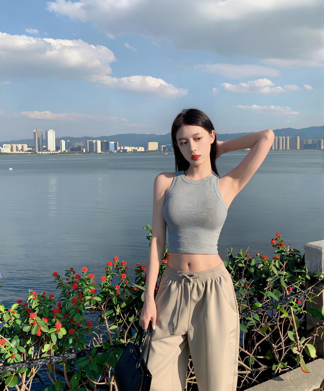 阳光明媚，她在湖边拍照。