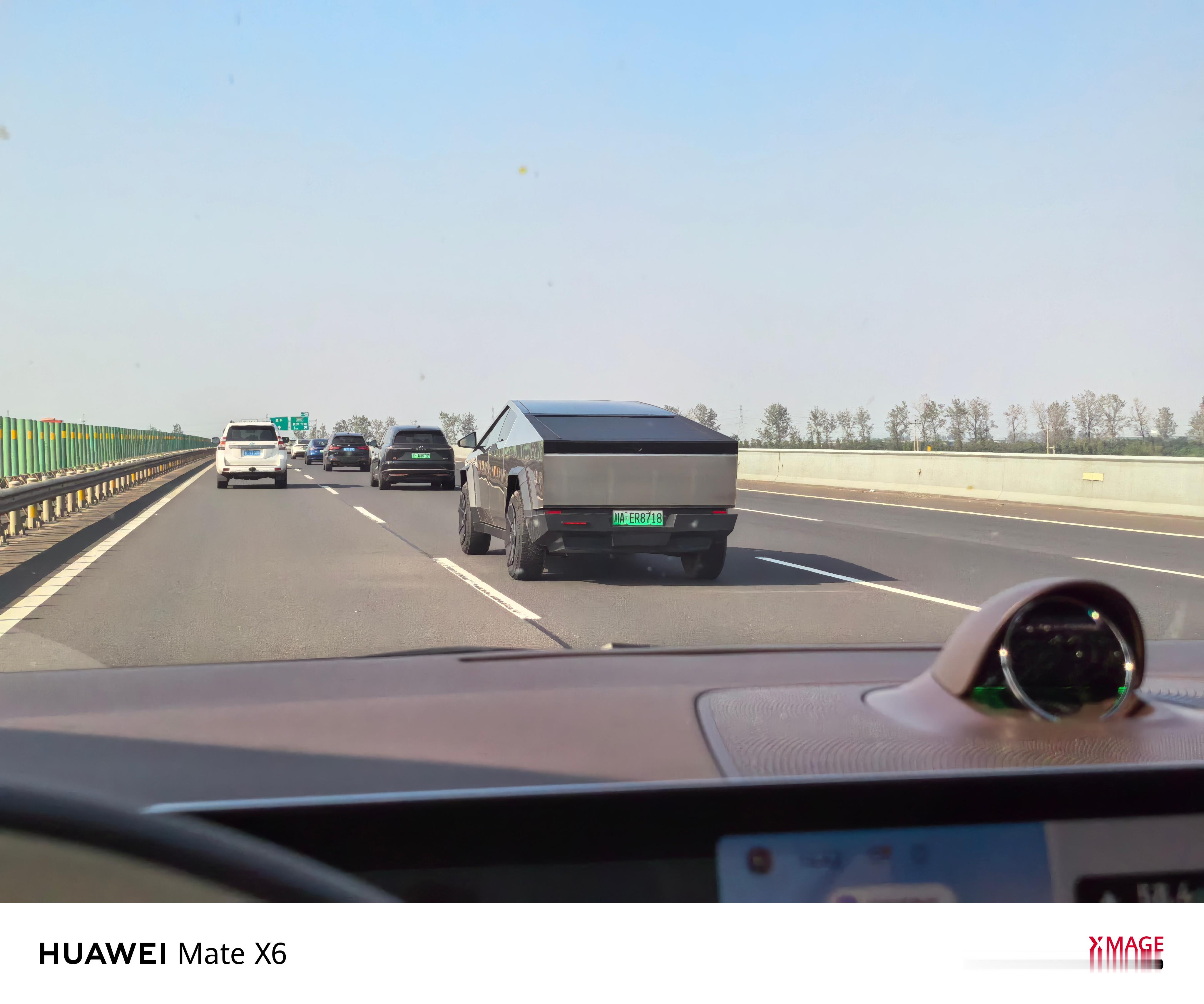 第一次在路上见到跑起来的Cybertruck显眼包了属于是，隔着几百米就能见到