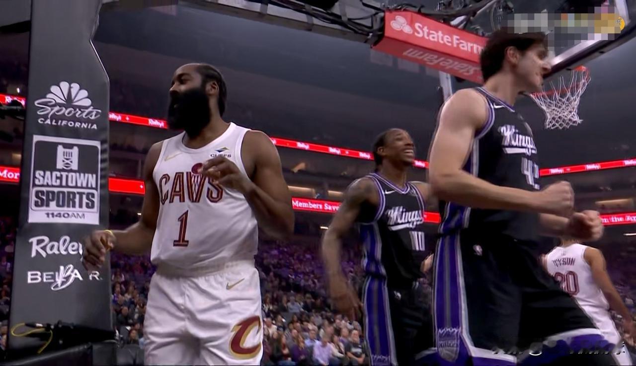 骑士超级新援哈登真是依旧拉胯！在今天进行的骑士和国王的焦点战中，目前双方的第一节