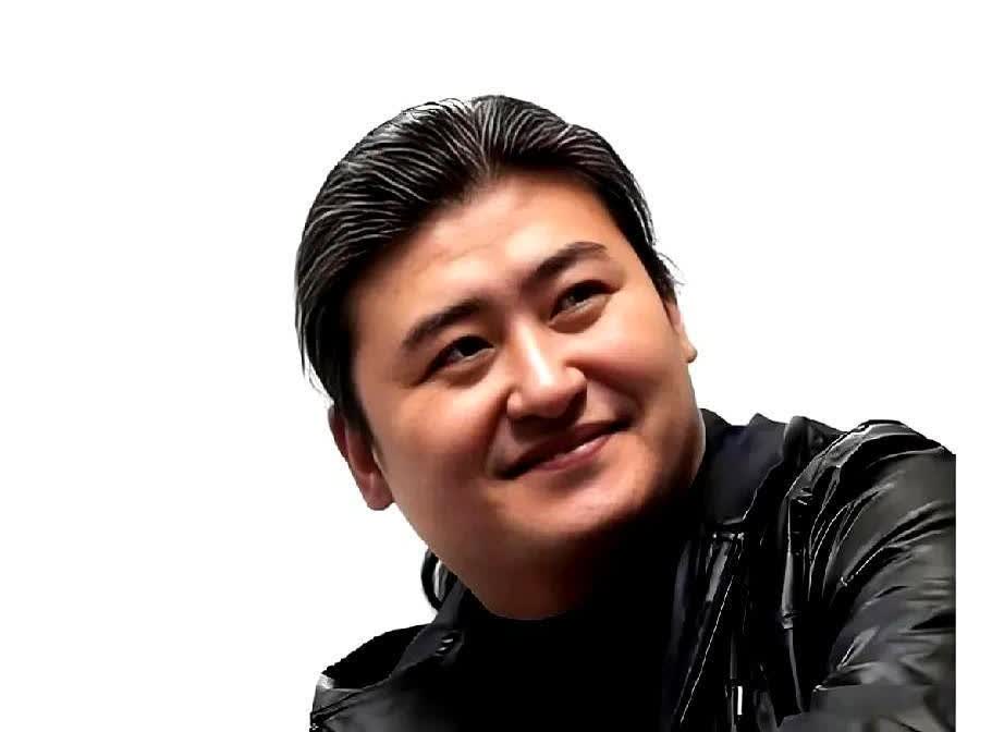 突然想到十年前刀郎被圈内人吐槽不够高级这事儿。刘欢当时说得多实在啊——“嗓子灵，