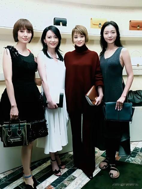 四位美女合影留念。从左到右：袁泉、俞飞鸿、梅婷，气质一个比一个好，一个比一个迷人