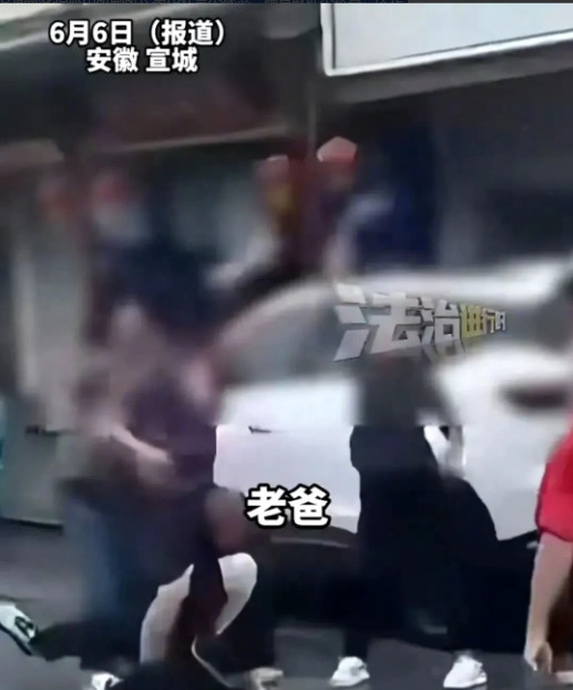 游客蔡某被群殴事件，涉事人员被刑拘，相关公职人员被追责，从调查情况来看，蔡某拒绝