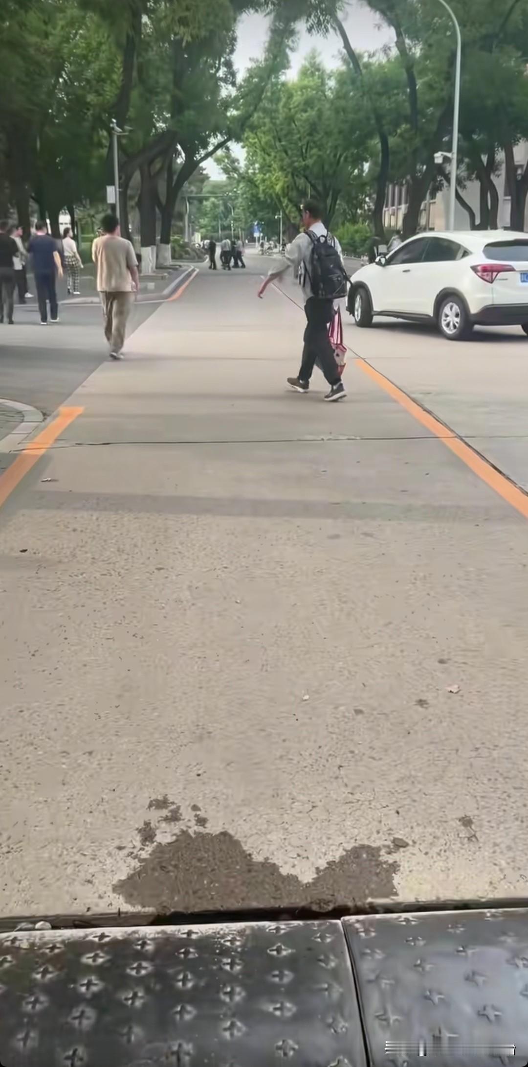 北大副教授韦东奕每天上班必带的东西：1、背包。背包里装的是教案，数学研究书籍