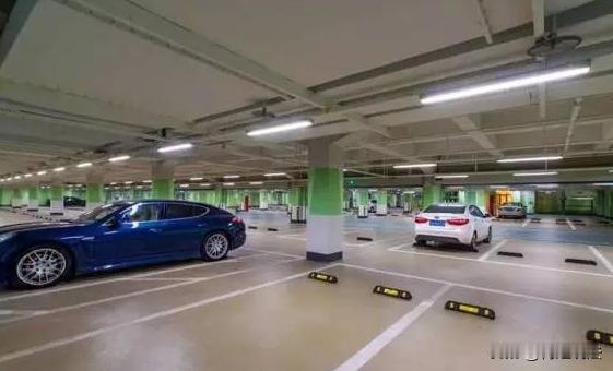 云南昆明，伍先生为防小区车位涨价，没买车就先买了个车位。可总有业主不打招呼就停他