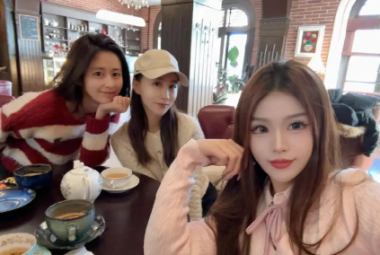 颖儿和女儿老师喝下午茶，穿着朴素还不化妆，主动合影表现谦卑​​​