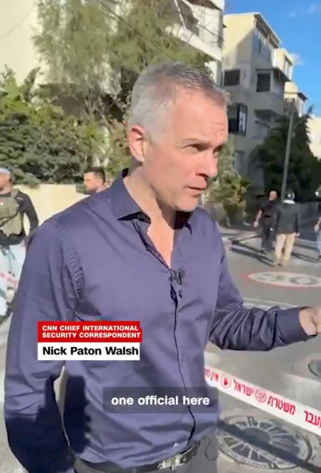 新闻快讯——伊朗导弹碎片在特拉维夫市中心造成损毁后，调查人员正仔细勘查现场，以确