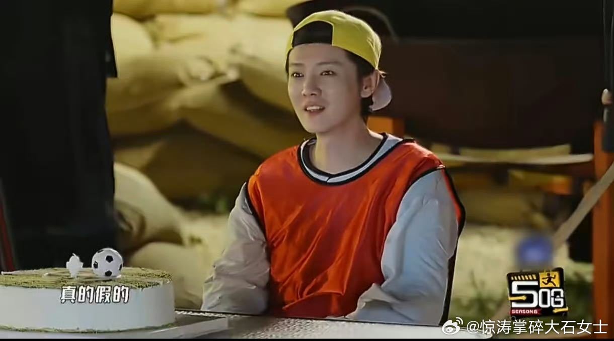 感觉鹿晗快哭了鹿晗好像要哭了哈哈哈哈哈看路透，鹿晗生日那天兄弟们偷偷准备了小舞