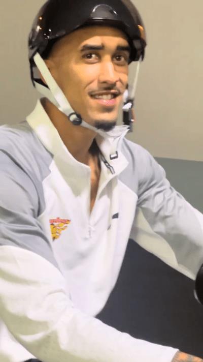 恕我直言！广东男篮外援奎因再次入乡随俗，小电鸡已经安排骑上了，不同于上赛季宏远被