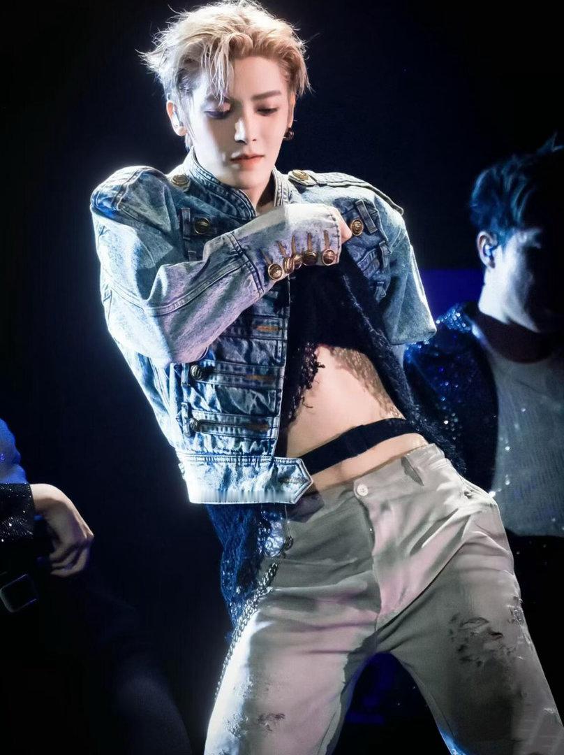 侯明昊怎么能百万单曲反复循环的宝藏单曲诞生，《怎么能》道尽感情里的无奈与不舍，侯