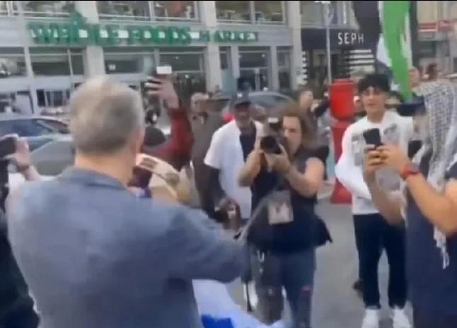 近日，一名以色列男子在柏林街头展示以色列国旗，叫嚣自己是“天选之子”，所有的人都