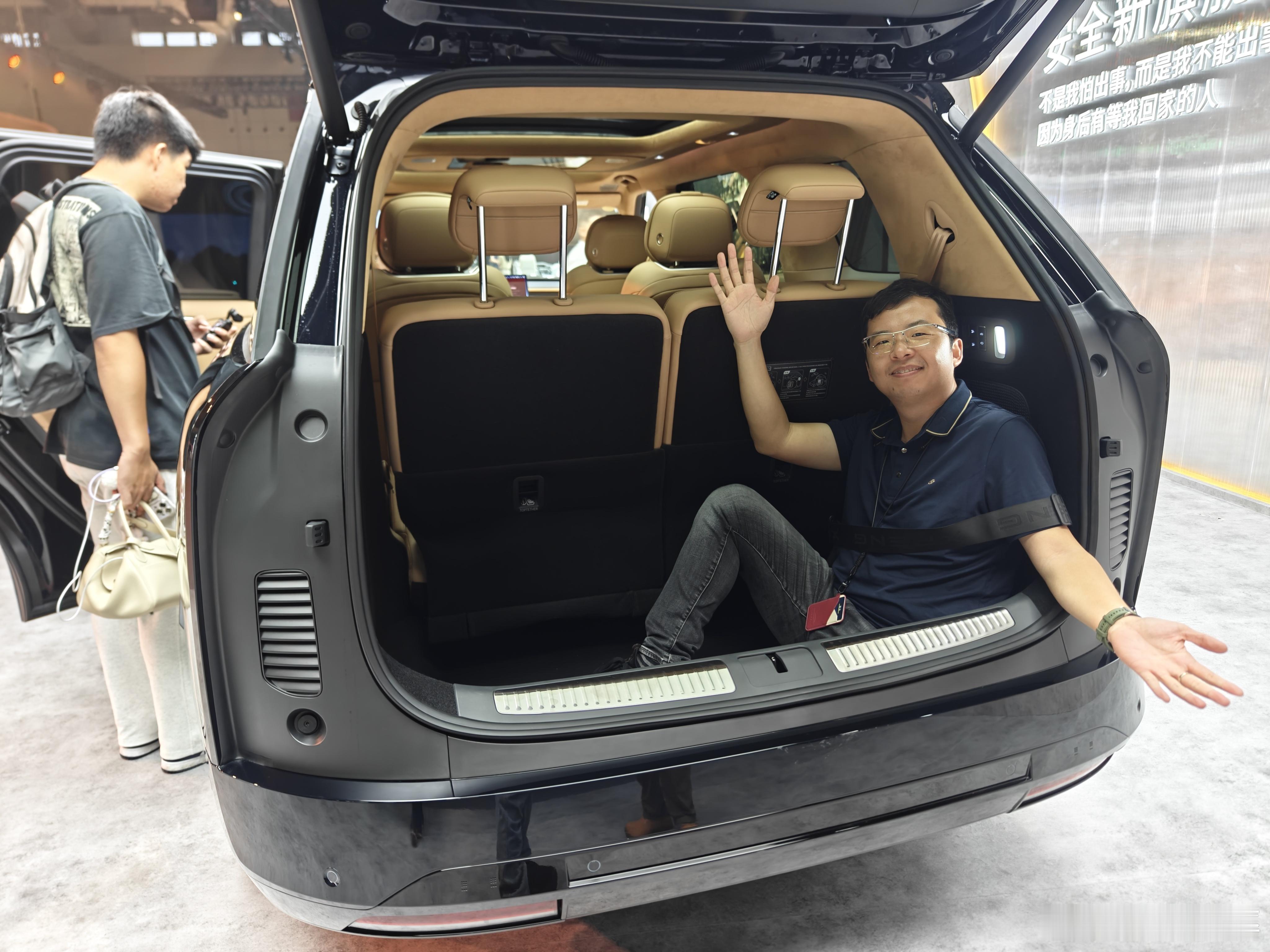 小鹏GX这个后备箱的空间简直是离谱，我这么大的(150斤/175cm)可以装2个