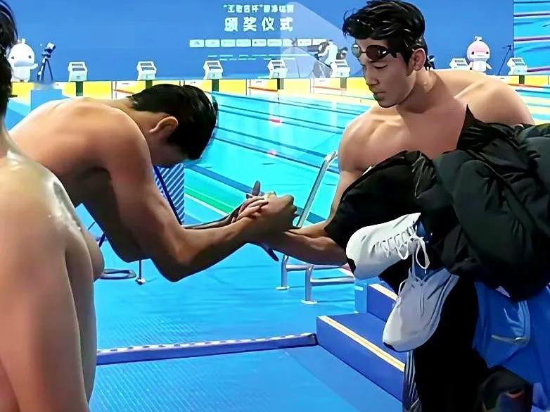 说真的，看到张展硕那个90度鞠躬，我后背都麻了一下。谁看张展硕对着汪顺、孙