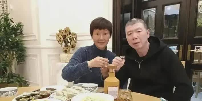 2017年，冯小刚与朋友喝酒，徐帆劝阻：“你这白癜风花了几十万也没治好，还喝？”