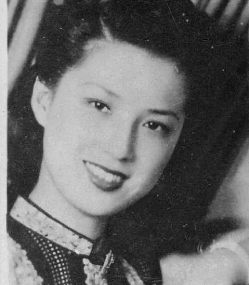 1974年，26岁的周荣鹤把62岁的蒋梅英搂在怀中强吻，无论蒋梅英费力挣扎，但都