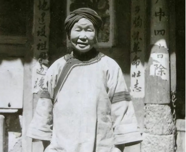 1943年，朱文起给八路军送情报，途中路过一个日伪哨卡，敌人检查得很严，朱文起灵