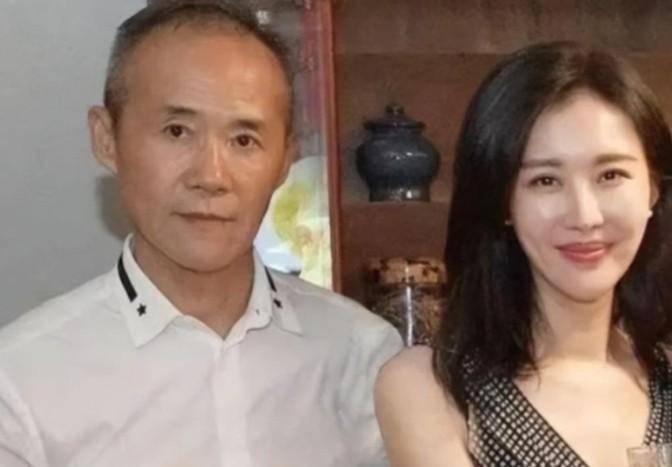 1983年的一个深夜，王石把300万，相当于现在的1亿8千万交到妻子手里：“给，