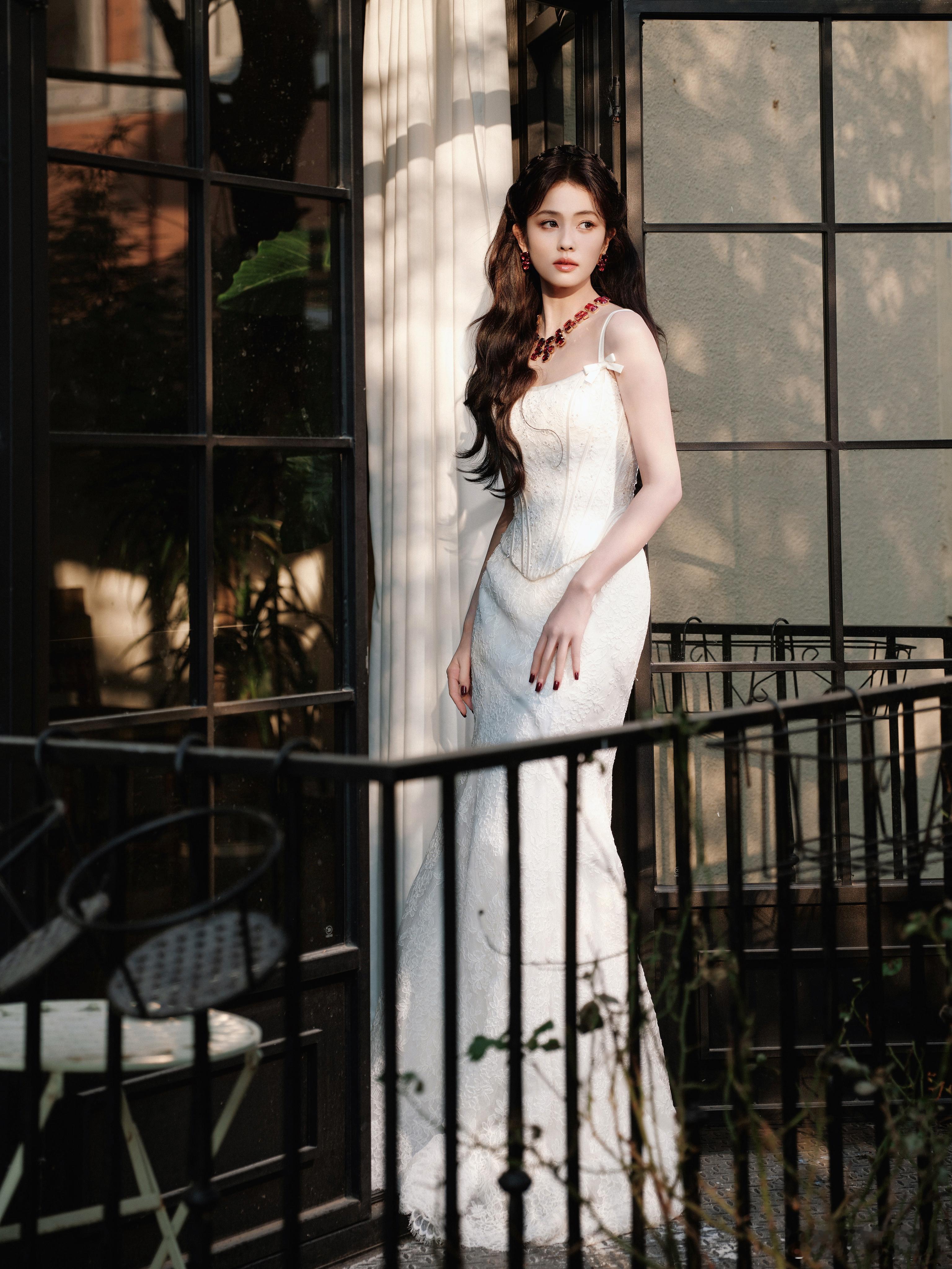 白鹿修图师白鹿今天出发图好明媚，整个人在光影的点缀下熠熠生辉，期待今晚直播～