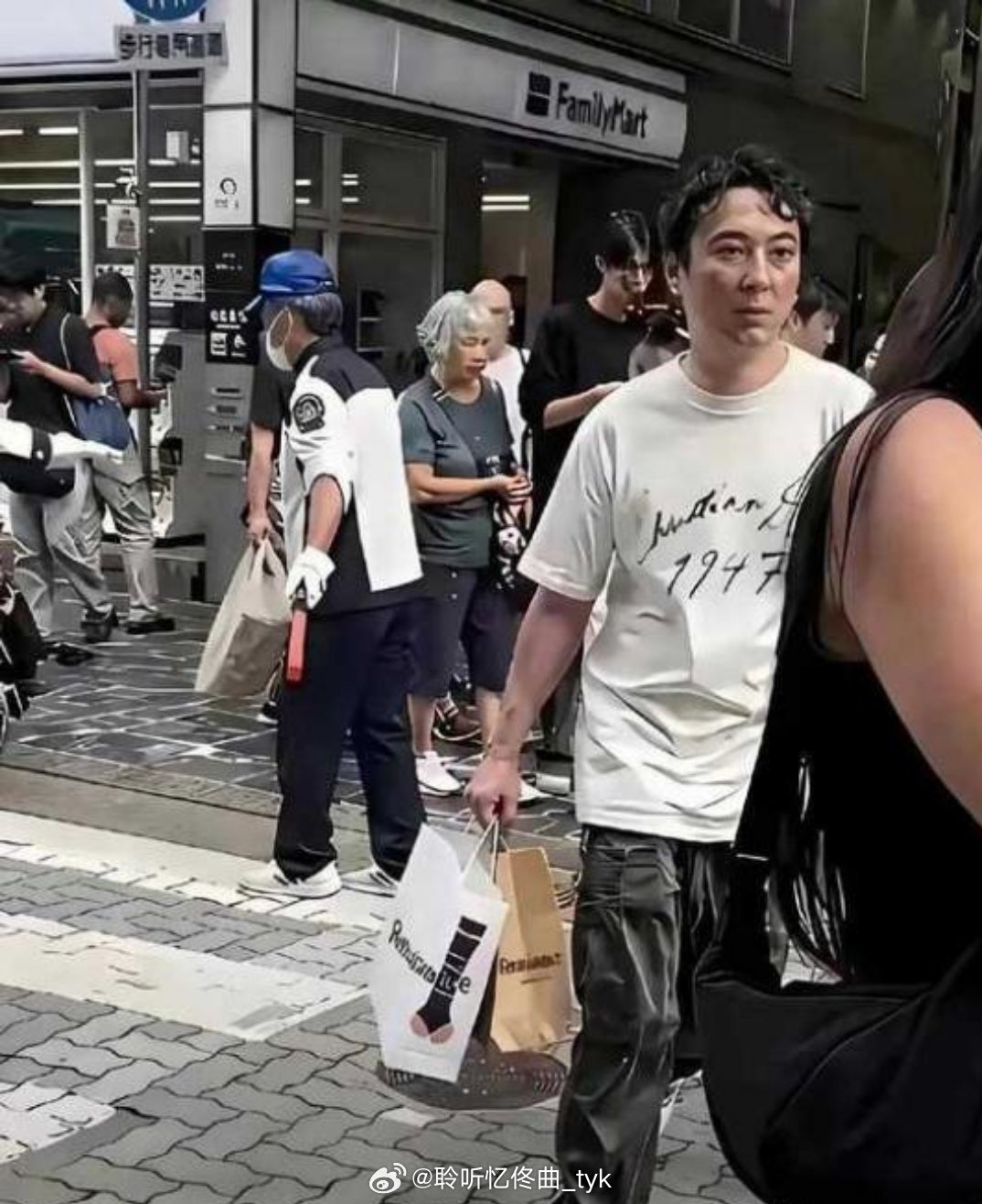 王思聪这驼背疲惫憔悴的样子像一个劳累过度的打工人，和有钱一点也不沾边……