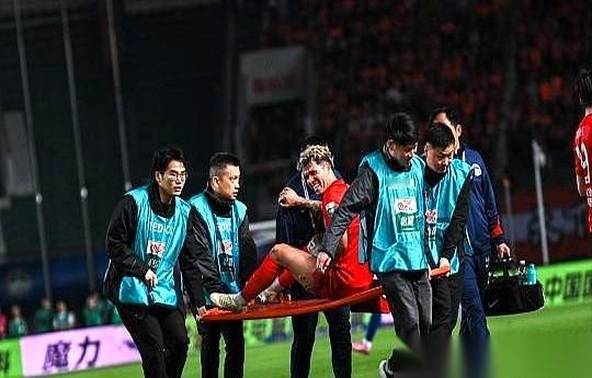 上海德比一开场，就折了一员大将。上港外援加布里埃尔，前交叉韧带撕裂，赛季直接报销