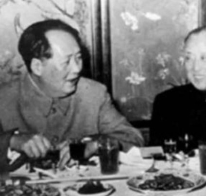 1960年除夕夜，毛主席吃了一口葱油饼后脸色大变，立马把做饭的厨师喊了过来，厉声