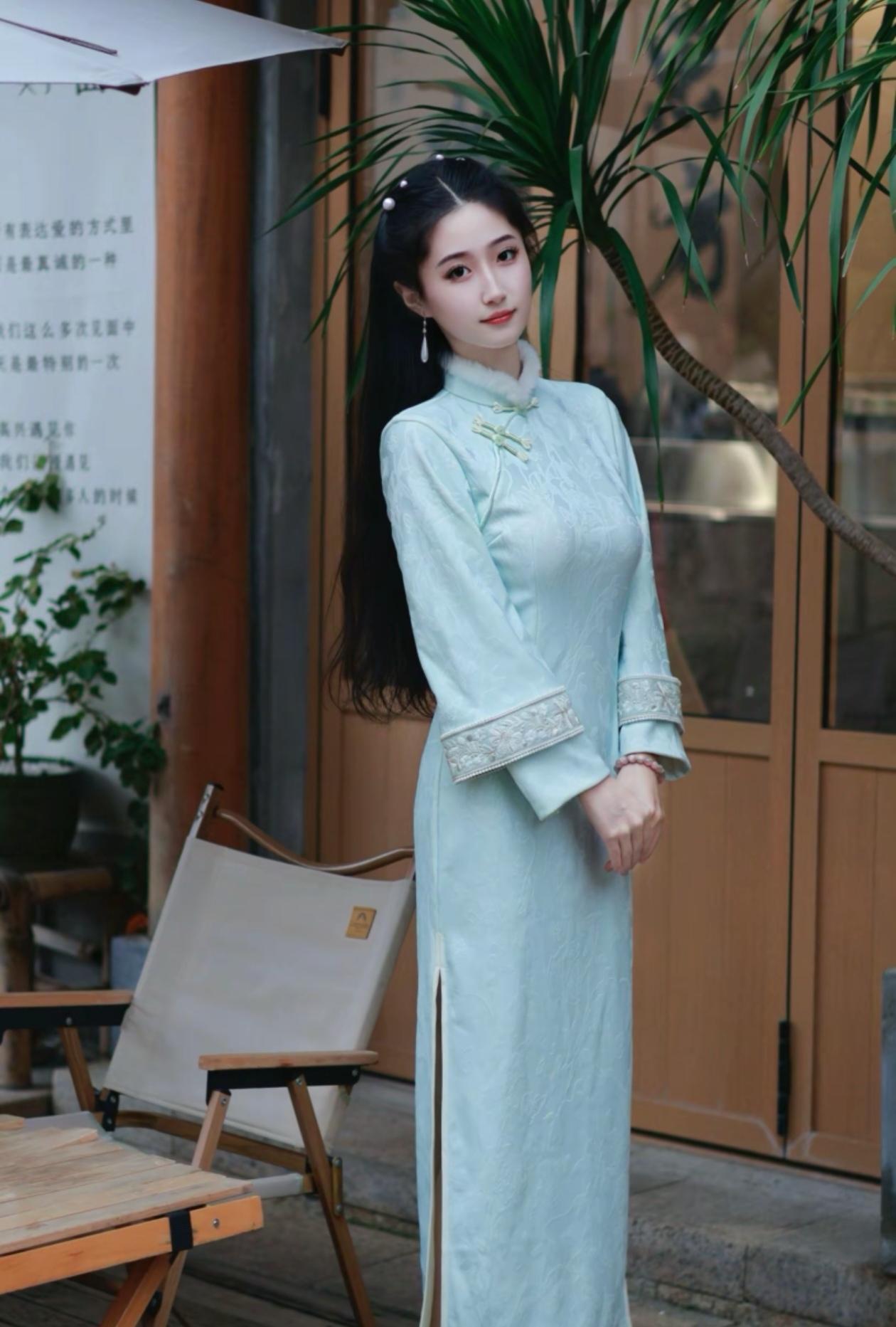 温婉古典，浅蓝旗袍，优雅气质，尽显东方韵味。