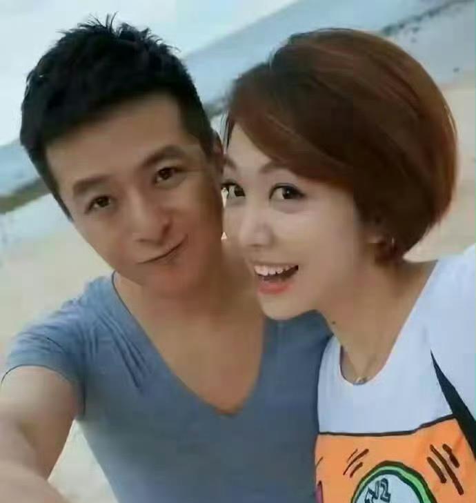 北京朝阳一个老小区楼下，傍晚六点。姜妍拎着两颗西瓜上楼，手机弹出热搜："40