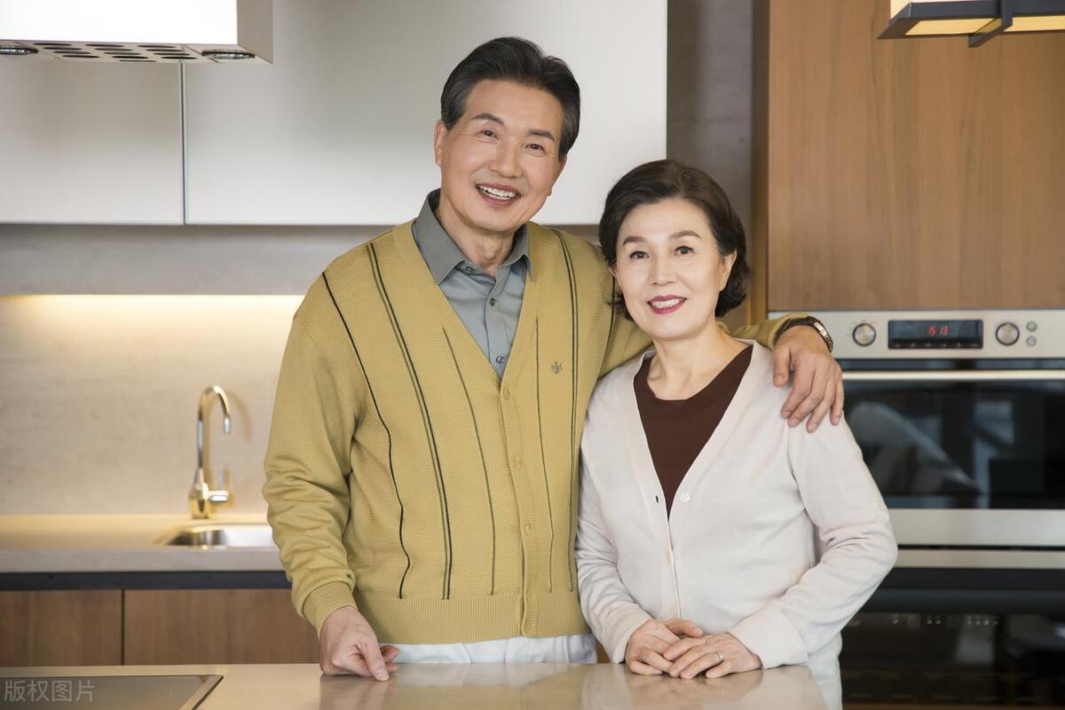 我认识一对夫妻，丈夫出轨10几年，妻子愣是不离婚，还为她生了两儿一女。而且，这男