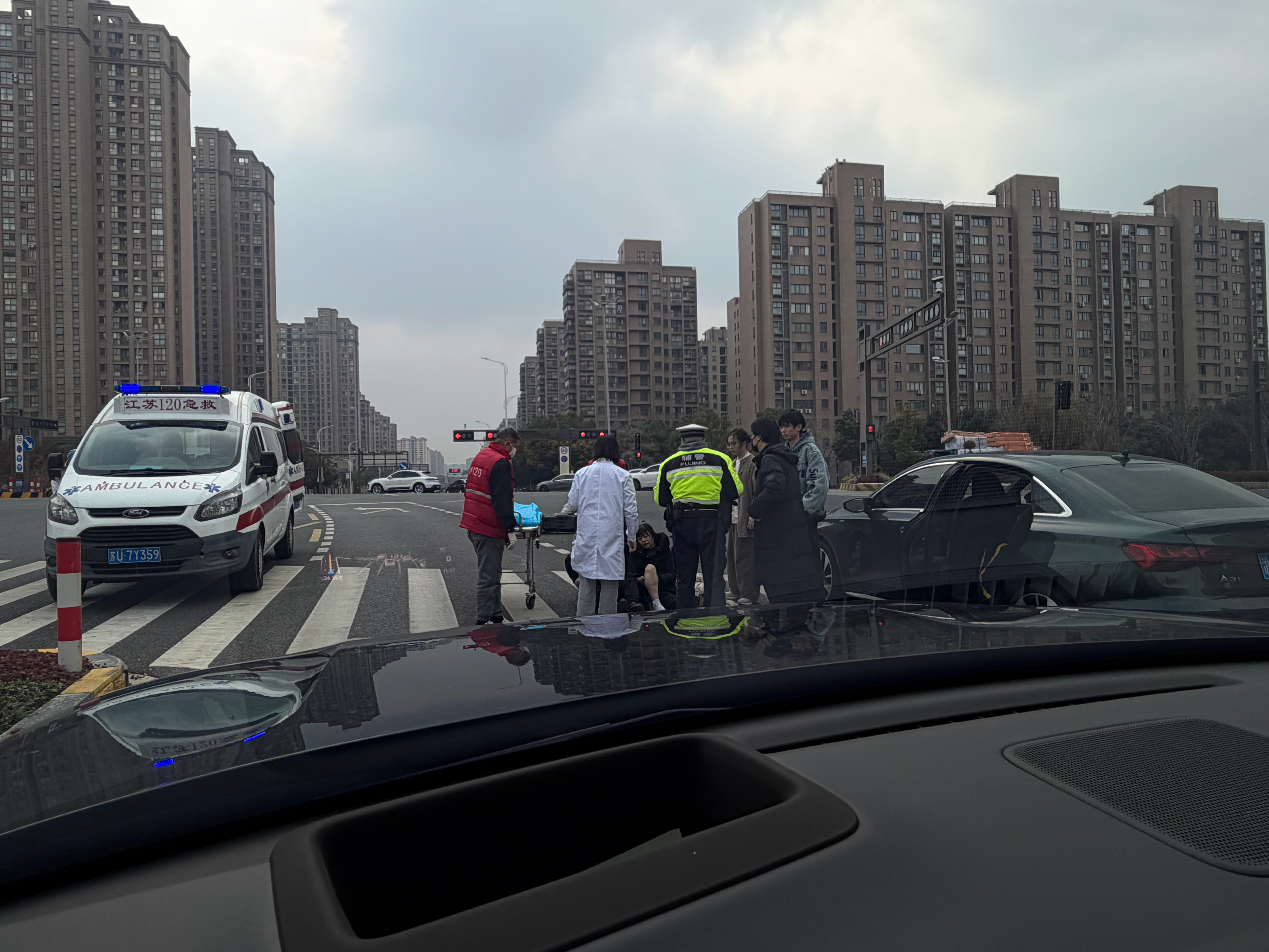 事故第一现场，大家不要闯红灯啊苏州