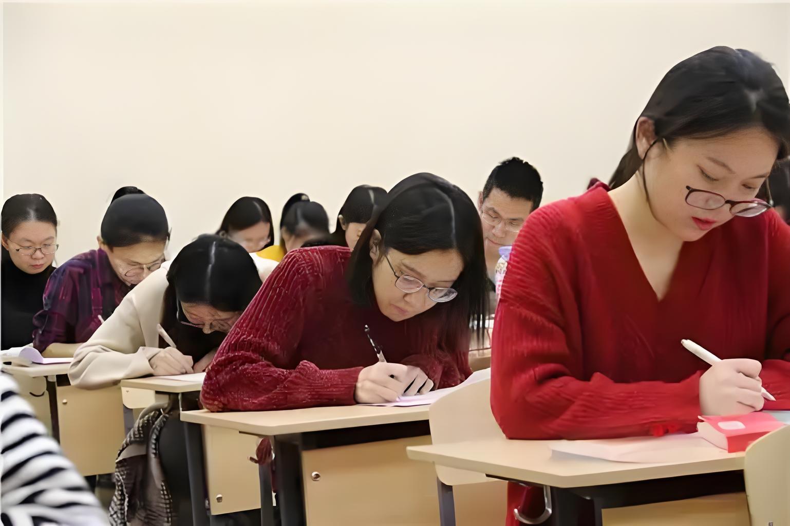 编外街道办实际上是个神仙工作！我有个朋友前不久考上了杭州街道办的编外工作，过得特