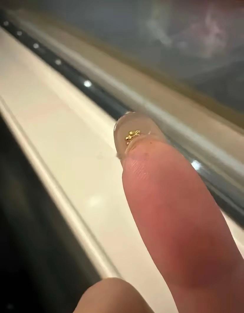 终于明白金店为什么要求不能留长指甲了