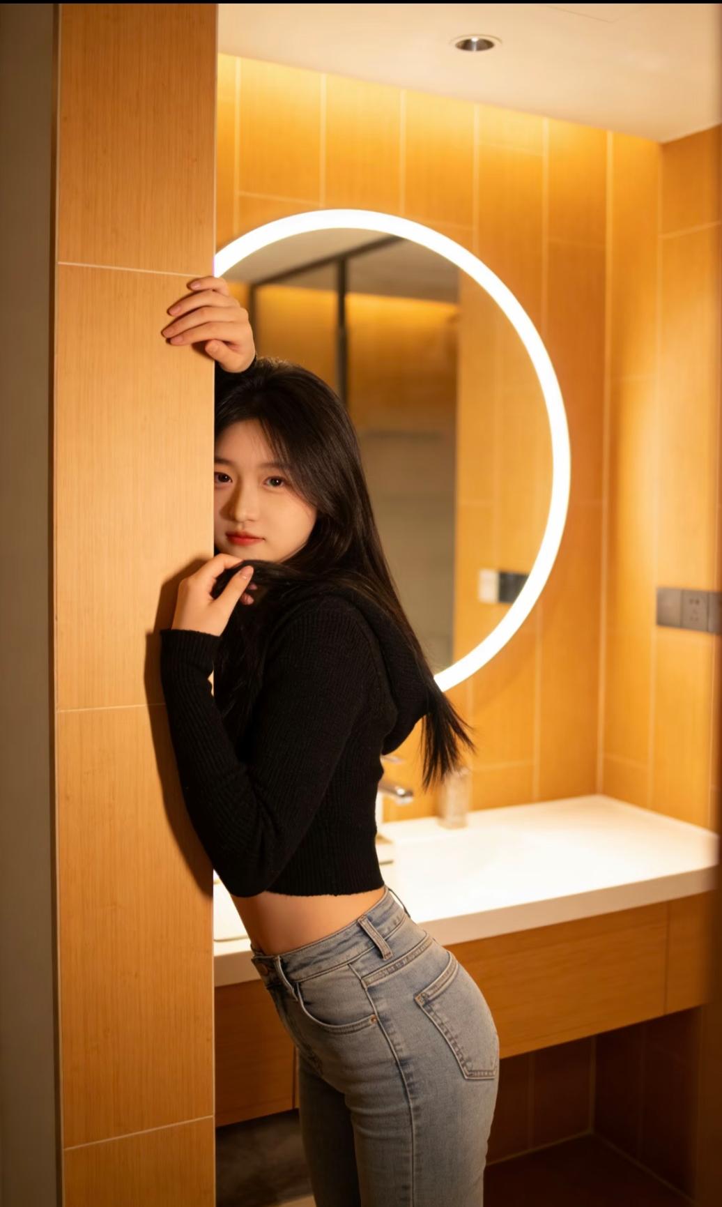 镜中人影动，笑语入梦来。