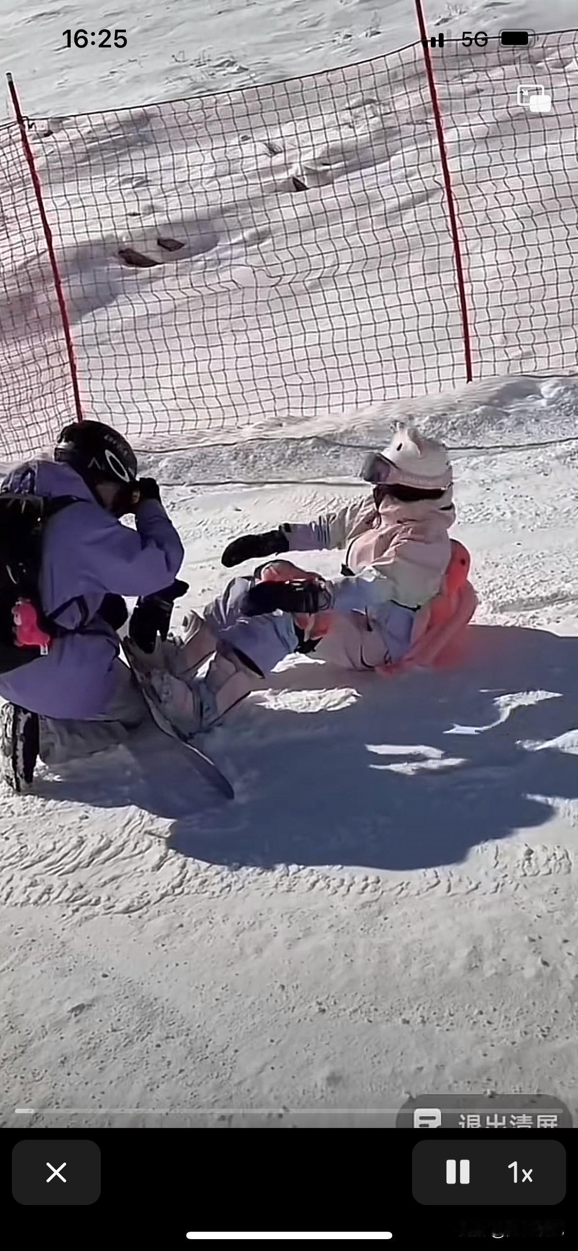 全红婵在滑雪时不小心摔跤了，不过没有什么严重，专业教练及时帮她处理好身上的各种不