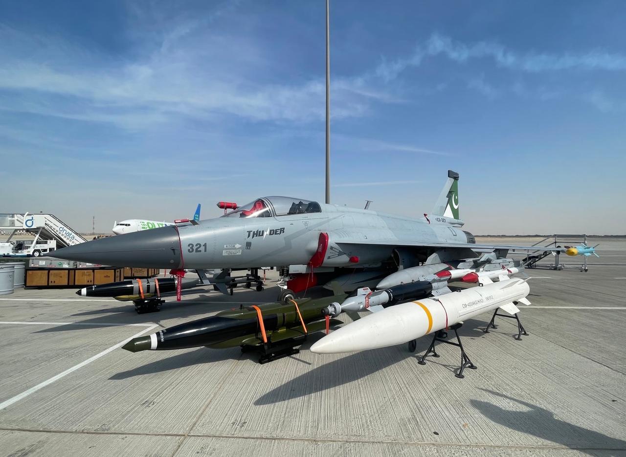 2025迪拜航展，巴基斯坦派出的JF-17C除了携带了PL12E，也带了PL-1