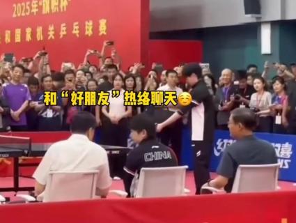 6月17日，孙颖莎与一位身着白色制服的领导亲切交谈，她侧身倾听，姿态优雅，举止得