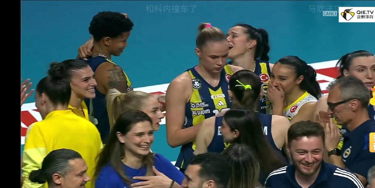 在今天凌晨结束的土超女排决赛第四回合的比赛中，费内巴切在主场以3：2险胜瓦基弗银