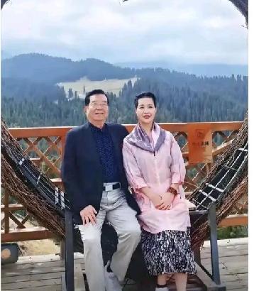 这是著名男高音歌唱家李双江和妻子梦鸽的照片。拍照时李双江87岁，梦
