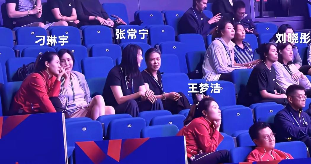 一众老牌功勋队员齐聚赛场——世界女排联赛在南京开赛。中国女排全新“首秀”。中国女